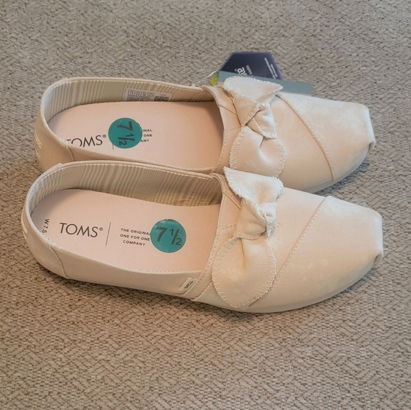 TOMS - Picture 2 of 7